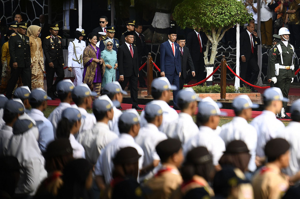 Presiden Joko Widodo (tengah) bersama Ibu Negara Iriana Joko Widodo, Wakil Presiden Jusuf Kalla (kedua kanan), Mufidah Jusuf Kalla dan Menteri Pendidikan dan Kebudayaan Muhadjir Effendy menghadiri upacara peringatan Hari Kesaktian Pancasila di Monumen Pancasila, Jakarta. Antara Foto/Puspa Perwitasari