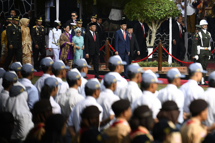 Presiden Joko Widodo (tengah) bersama Ibu Negara Iriana Joko Widodo, Wakil Presiden Jusuf Kalla (kedua kanan), Mufidah Jusuf Kalla dan Menteri Pendidikan dan Kebudayaan Muhadjir Effendy menghadiri upacara peringatan Hari Kesaktian Pancasila di Monumen Pancasila, Jakarta. Antara Foto/Puspa Perwitasari