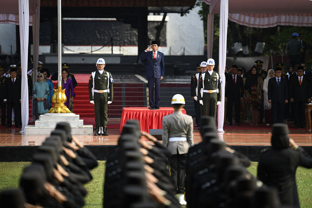 Presiden Joko Widodo (tengah) memimpin upacara peringatan Hari Kesaktian Pancasila di Monumen Pancasila, Jakarta. Antara Foto/Puspa Perwitasari
