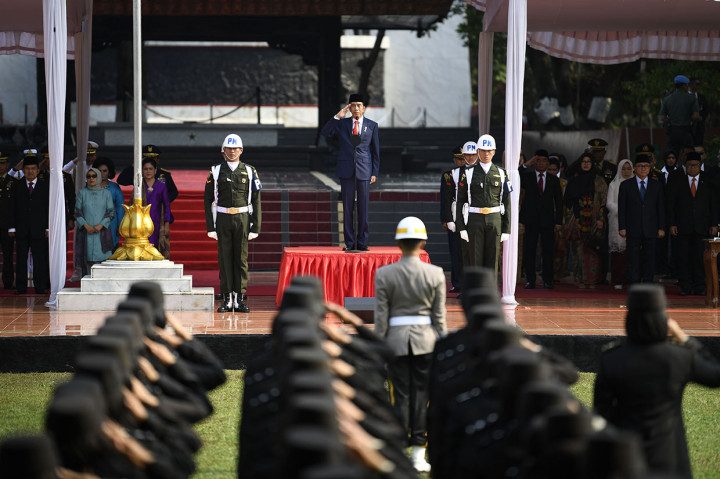 Presiden Joko Widodo (tengah) memimpin upacara peringatan Hari Kesaktian Pancasila di Monumen Pancasila, Jakarta. Antara Foto/Puspa Perwitasari

