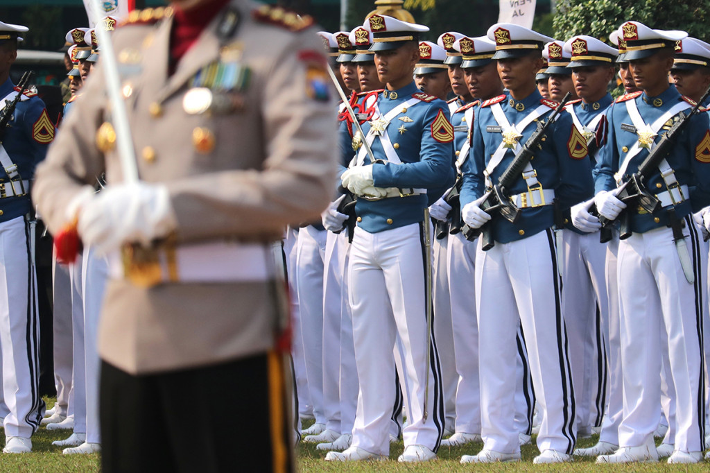 Upacara peringatan Hari Kesaktian Pancasila juga digelar di sejumlah daerah, seperti Surabaya, Jawa Timur. Sejumlah taruna Akademi Angkatan Laut (AAL) berbaris mengikuti upacara Hari Kesaktian Pancasila di Gedung Negara Grahadi, Surabaya. Antara Foto/Didik Suhartono