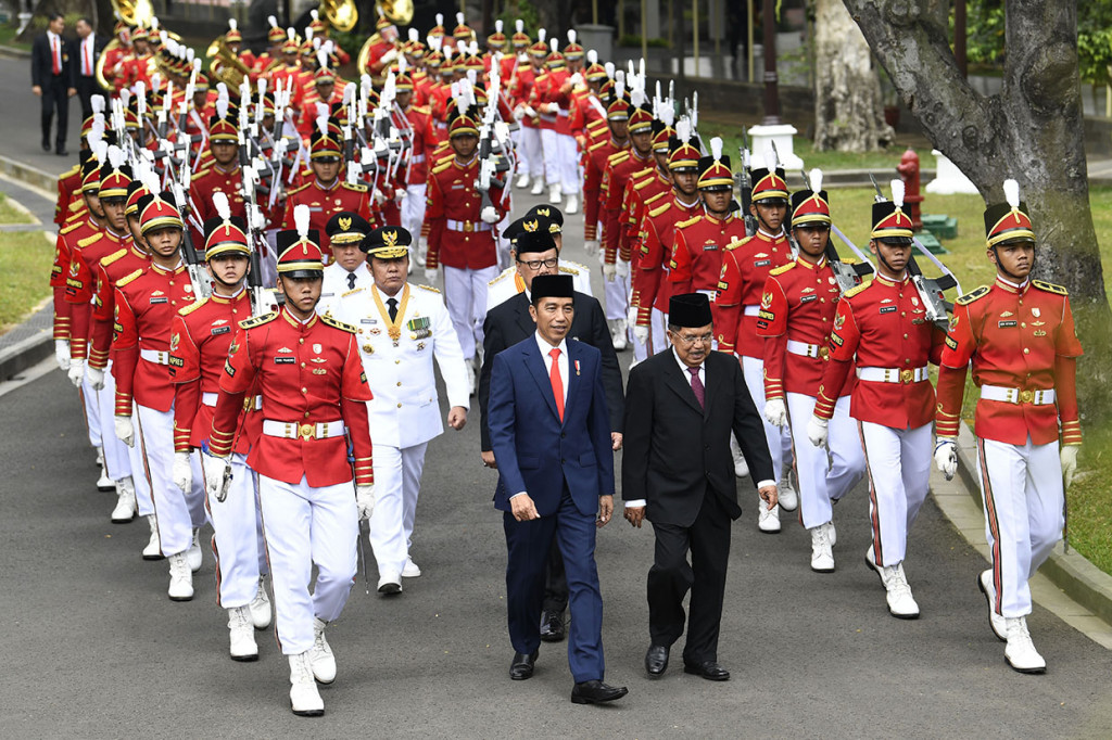 Presiden Joko Widodo (tengah) bersama Wakil Presiden Jusuf Kalla dan Menteri Dalam Negeri Tjahjo Kumolo memimpin kirab pelantikan kepala daerah di Kompleks Istana Kepresidenan, Jakarta.
