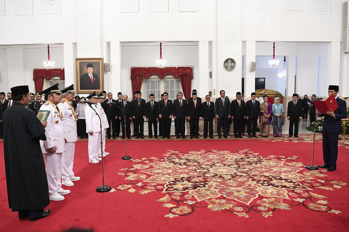 Presiden melantik Gubernur dan Wakil Gubernur Sumatera Selatan Herman Deru-Mawardi Yahya serta Gubernur dan Wakil Gubernur Kalimatan Timur Isran Noor-Hadi Mulyadi.
