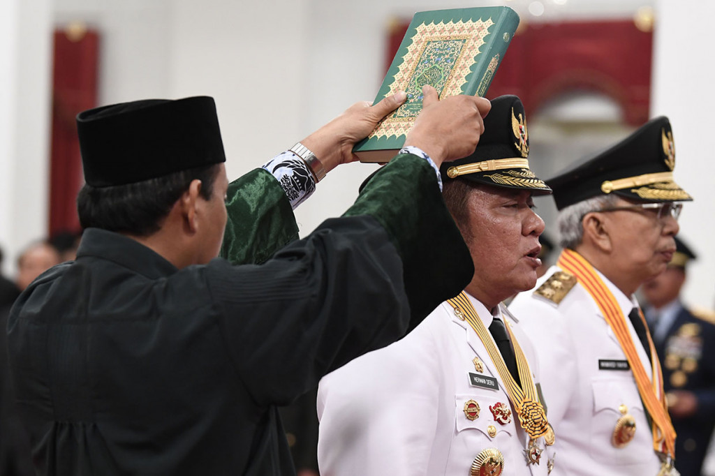 Setelah Jokowi menyaksikan pembacaan Keppres pelantikan dua gubernur dan wakil gubernur. Kemudian Jokowi memimpin pengucapan sumpah jabatan para gubernur dan wakil gubernur.