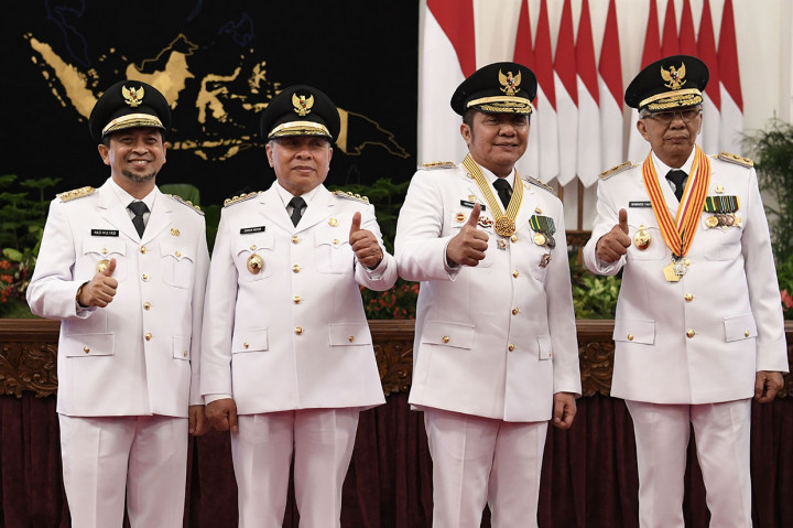 Gubernur dan Wakil Gubernur Sumatera Selatan Herman Deru (kedua kanan)-Mawardi Yahya (kanan) serta Gubernur dan Wakil Gubernur Kalimatan Timur Isran Noor (kedua kiri)-Hadi Mulyadi(kiri) berpose usai pelantikan di Istana Negara, Jakarta.