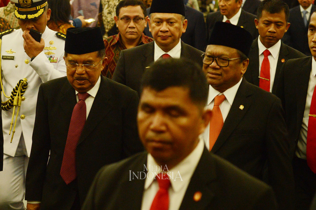 Wakil Presiden Jusuf Kalla (JK) (kedua dari kiri) bersama dengan Ketua DPD Oesman (kedua dari kanan) bersama dengan Ketua DPR Bambang Soesatyo (tengah belakang) saat hadir untuk meperingati Hut ke 14 tahun di Gedung Nusantara IV, kompleks parlemen, Senayan, Jakarta.