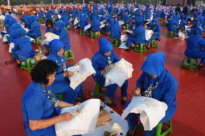 Ribuan anggota Dharma Pertiwi TNI mengikuti pemecahan rekor Muri membatik dengan canting di Mabes TNI Cilangkap, Jakarta, Selasa, 2 Oktober 2018.