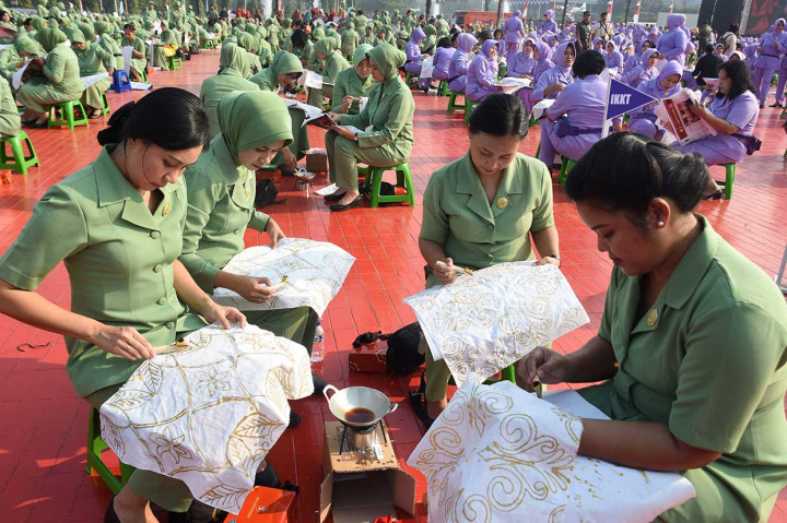Kegiatan membatik dengan canting dilaksanakan dalam rangka memperingati Hari Batik Nasional yang jatuh setiap 2 Oktober, sekaligus HUT Ke-73 TNI. Kegiatan tersebut melibatkan 5 ribu anggota Dharma Pertiwi TNI.