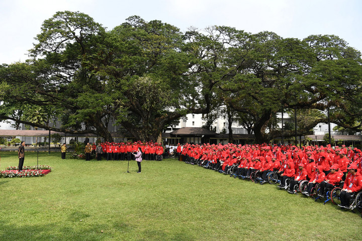 Sebanyak 296 atlet, 40 pelatih, 18 manager, 35 asisten pelatih dan 33 official berada di bawah naungan National Paralympic Committee (NPC) Indonesia hadir. Mereka kompak mengenakan jaket merah. 
