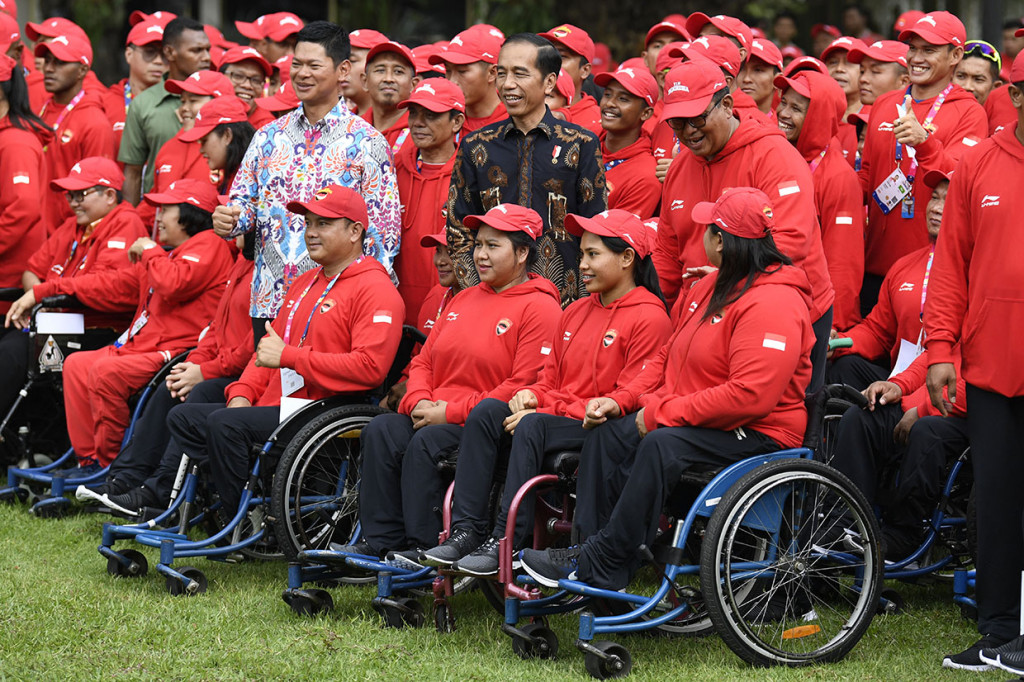 Presiden Joko Widodo (tengah) bersama Ketua Inapgoc Raja Sapta Oktohari berfoto bersama atlet Para Games usai upacara pelepasan kontingen Indonesia untuk Para Games ke-3 Tahun 2018 di halaman belakang Istana Merdeka, Jakarta.