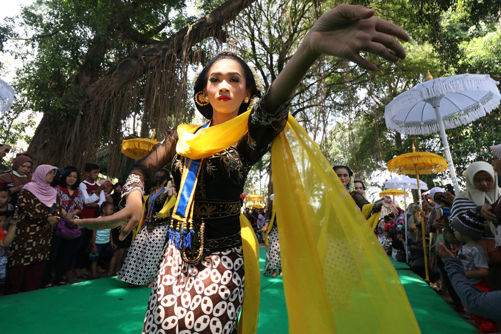 Penari tampil pada pentas tradisi ziarah punden Prabu Anom di Desa Doko, Kediri, Jawa Timur.