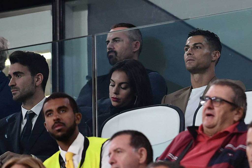 Ronaldo hanya bisa melihat rekan-rekannya bertanding dari bangku cadangan. CR7 diganjar kartu merah saat Juve menang 2-0 atas Valencia pada 24 September lalu.