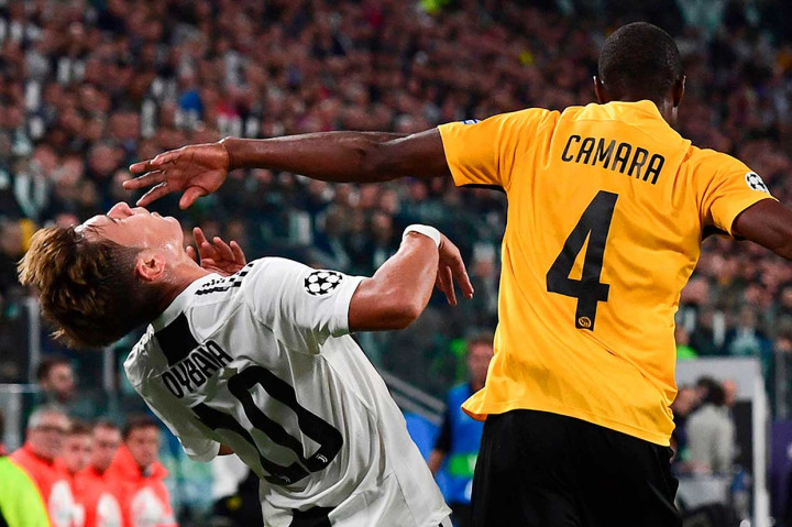 Tertinggal 3-0, Young Boys harus kehilangan satu pemainnya, Mohamed Aly Camara yang menerima dua kartu kuning beruntun dalam kurun waktu empat menit pada menit 78 setelah mengayunkan tangannya ke Dybala.
