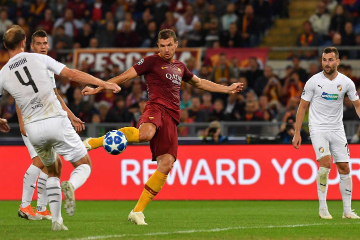 Dzeko kembali menyiksa Viktoria di Olimpico dengan gol keduanya 5 menit sebelum turun minum. Dzeko menguasai umpan silang dengan dadanya dan melepaskan sepakan setengah voli yang gagal dihalau kiper lawan.