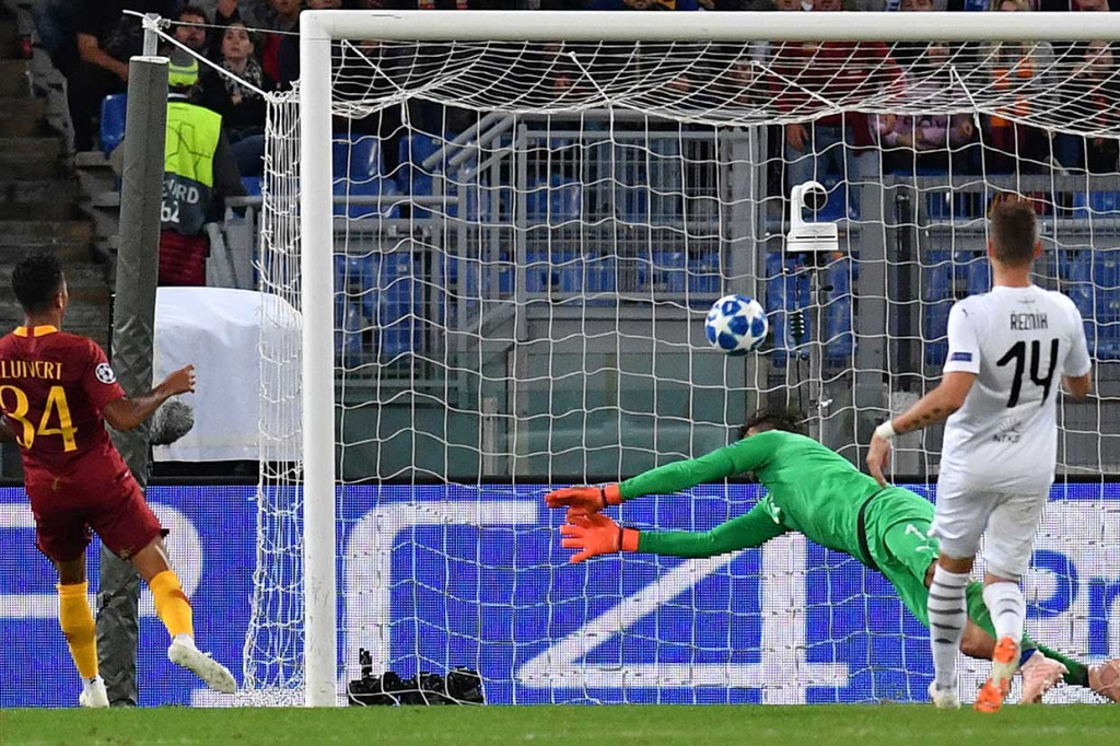 Roma kembali membuat tamunya bertekuk lutut lewat gol Justin Kluivert. 