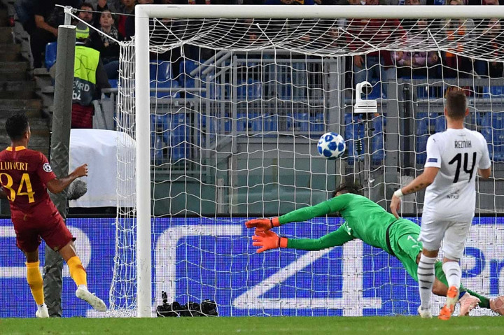 Roma kembali membuat tamunya bertekuk lutut lewat gol Justin Kluivert. 