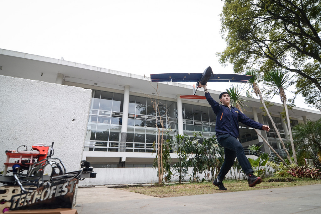 Anggota tim Aksantara ITB menerbangkan robot terbang rakitannya di Kampus ITB, Bandung, Jawa Barat.