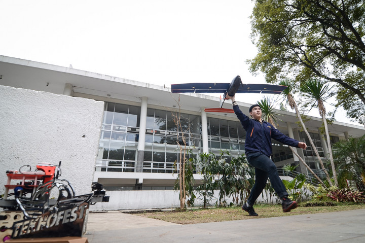 Anggota tim Aksantara ITB menerbangkan robot terbang rakitannya di Kampus ITB, Bandung, Jawa Barat.