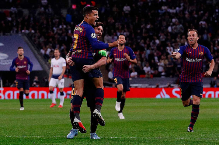 Coutinho melakukan selebrasi bersama rekan-rekan setimnya.