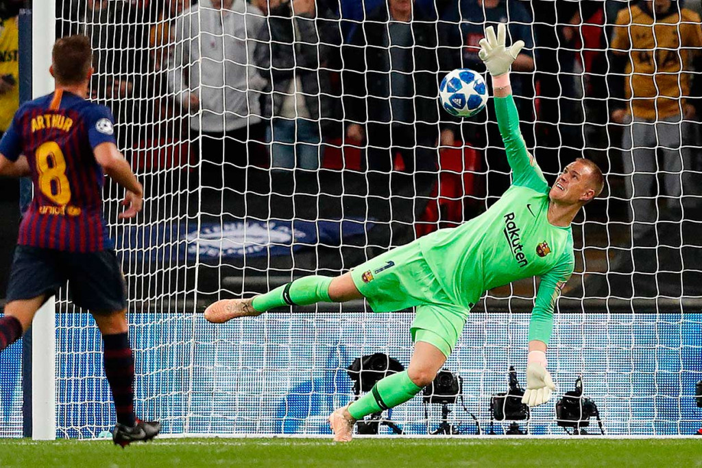 Menit ke-33, kiper Marc-Andre ter Stegen, unjuk kebolehan dengan bereaksi cepat atas bola umpan silang Heung-min yang berbelok berubah arah ke dalam gawang lantaran terbentur barisan pertahanan Barcelona.