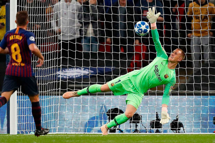 Menit ke-33, kiper Marc-Andre ter Stegen, unjuk kebolehan dengan bereaksi cepat atas bola umpan silang Heung-min yang berbelok berubah arah ke dalam gawang lantaran terbentur barisan pertahanan Barcelona.