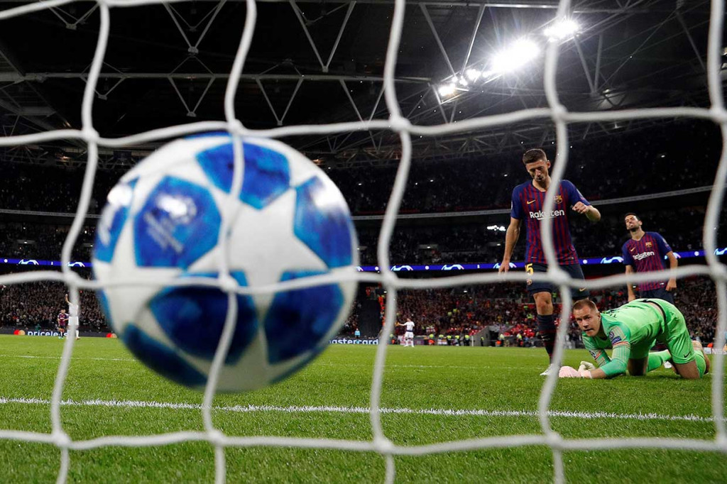 10 menit kemudian Tottenham kembali memperkecil ketertinggalan lewat Erik Lamela. Tottenham dua, Barcelona tiga.