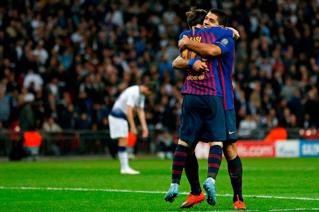 Upaya Tottenham untuk menyamakan kedudukan tak membuahkan hasil hingga akhirnya Messi memastikan kemenangan Barcelona menjadi 4-2 lewat golnya di pengujung waktu normal.