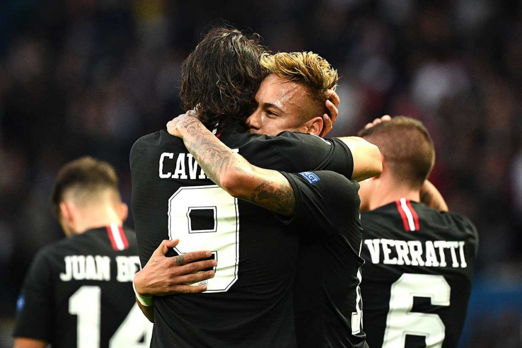 Neymar melengkapi raihan trigolnya di laga tersebut lewat sebuah eksekusi tendangan bebas pada menit ke-81.