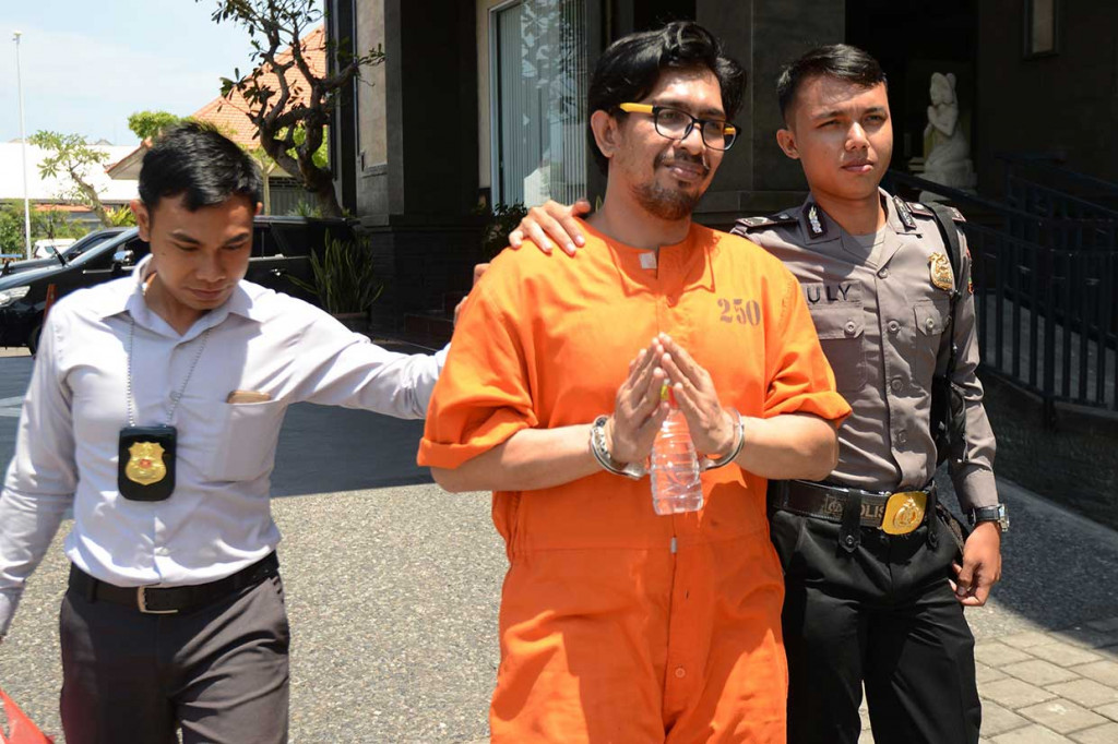 Penangkapan tersangka berdasarkan kecurigaan petugas terhadap sebuah tas laptop yang sengaja ditinggalkan tersangka di samping mesin X-ray di terminal kedatangan internasional bandara. Setelah dilakukan pengecekan, diperoleh barang bukti berupa pil ekstasi sebanyak 1.887 butir. AFP Photo/Sonny Tumbelaka