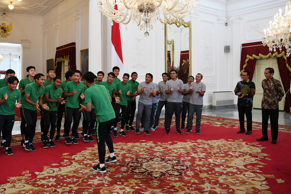 Presiden Joko WIdodo (kanan) didampingi Menpora Imam Nahrawi (kedua kanan) menyaksikan yel-yel ketika menerima pemain Timnas U-16 serta tim ofisial di Istana Merdeka, Jakarta.