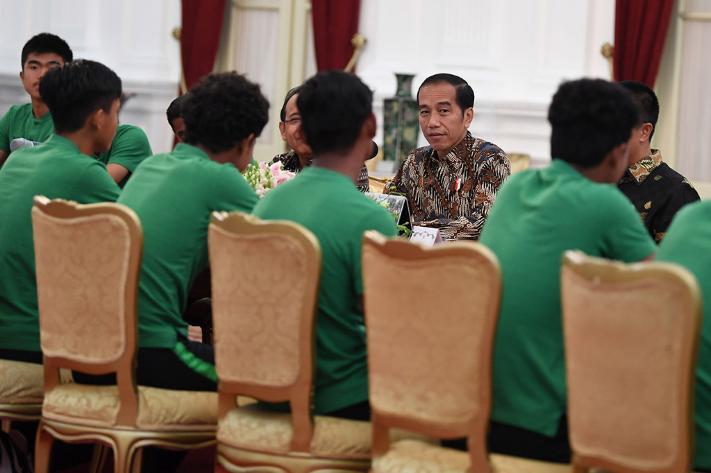 Jokowi juga berpesan kepada Menpora Imam Nahrawi untuk menjaga kekompakan dan semangat juang timnas tersebut.
