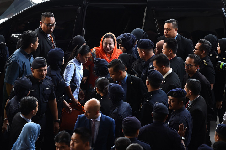 Istri mantan Perdana Menteri Malaysia Najib Razak, Rosmah tiba di pengadilan dengan diapit oleh lusinan petugas polisi bersenjata.