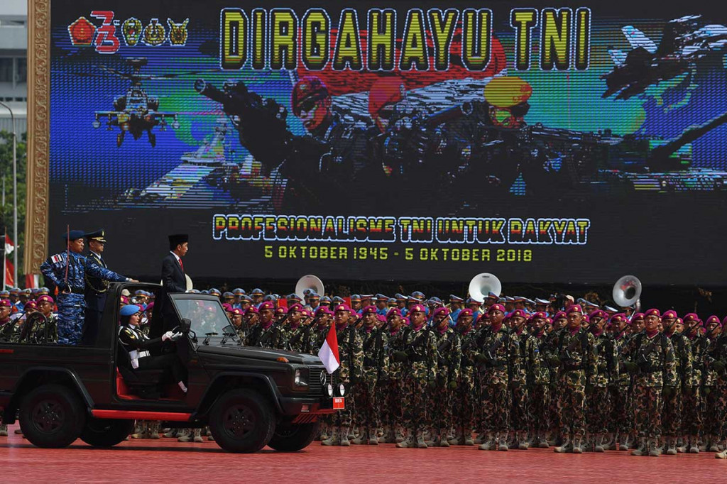 Presiden Joko Widodo memeriksa pasukan ketika menjadi Inspektur Upacara HUT ke-73 TNI di Mabes TNI Cilangkap, Jakarta, Jumat, 5 Oktober. Perayaan HUT ke-73 TNI mengusung tema 'Profesionalisme TNI untuk Rakyat'.