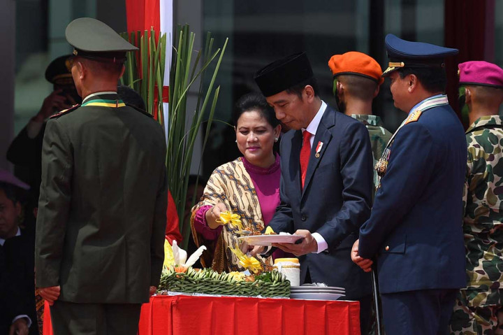 Ia berpesan agar prajurit TNI senantiasa memegang teguh Sumpah Prajurit, menjadikan TNI semakin profesional yang mendukung demokrasi, dan pembangunan nasional.