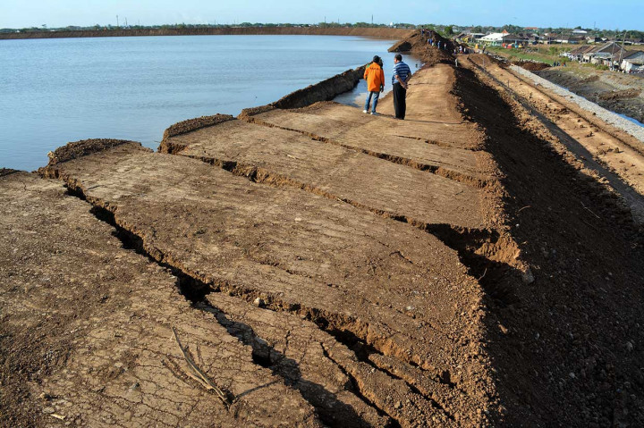 Tanggul yang mengalami penurunan tersebut membuat warga khawatir, karena air sudah mendekati bibir tanggul, sehingga sewaktu-waktu bisa melimpas keluar dan menggenangi rumah mereka.