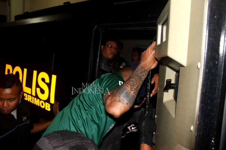 Pemain dan official Persebaya menaiki mobil perintis (Rantis) Polda Jawa Timur untuk keamanan usai laga melawan Arema FC.