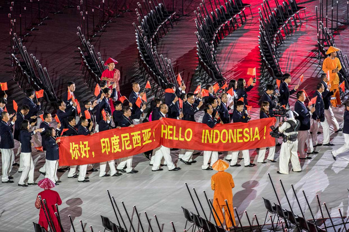 Defile kontingen Tiongkok membawa spanduk bertuliskan 'Hello Indonesia' saat pembukaan Asian Para Games ke-3 di Stadion Utama Gelora Bung Karno. 