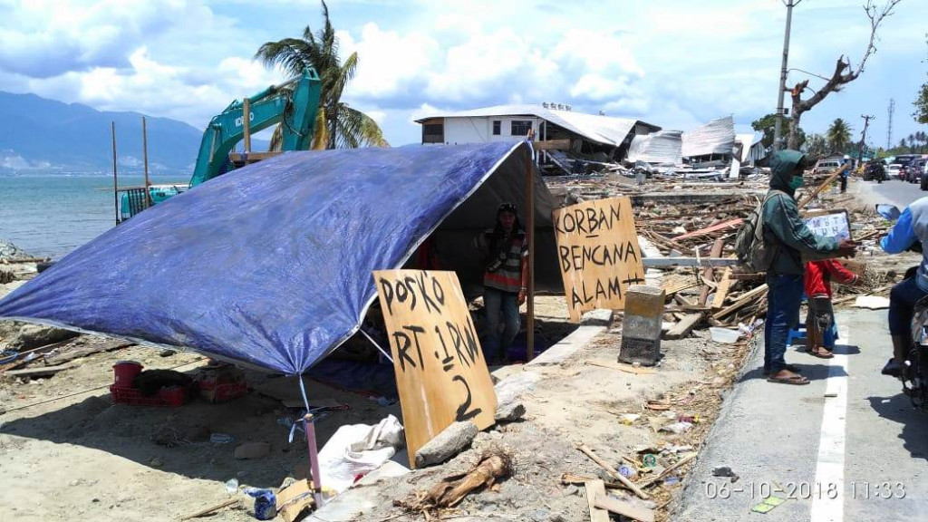 Tenda pengungsian di Pantai Talise, Palu. Pada saat gempa terjadi, di pusat keramaian ini berkumpul ribuan orang yang menyaksikan gladi pembukaan Festival Nomoni 2018.