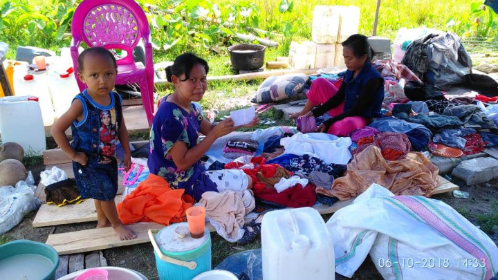 Bantuan spontan disampaikan kepada pengungsi.