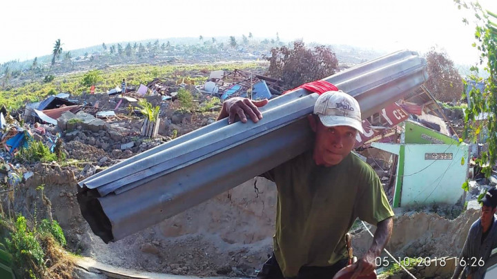 Warga memunguti apa saja yang tersisa dari tempat tinggalnya untuk membangun tempat berteduh sementara bagi keluarga.