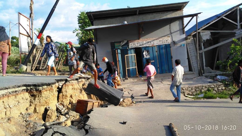 Satu dari sekian banyak ruas badan jalan yang patah akibat gempa magnitudo 7,4 pada jumat (28/9/2018) petang.