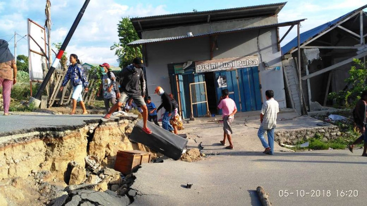 Satu dari sekian banyak ruas badan jalan yang patah akibat gempa magnitudo 7,4 pada jumat (28/9/2018) petang.