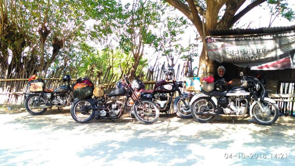 Rehat sejenak. Para rider berasal dari Bandung, Bangkok, Kuala Lumpur, Lampung, Makassar, Surakarta dan Yogykarta.