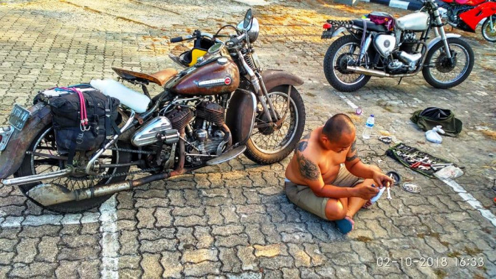 Kendaraan tua, wajar bila ada saja masalahnya. Semula menyusuri pantai barat Sulawesi merupakan rute pulang dari Manado ke Makassar.