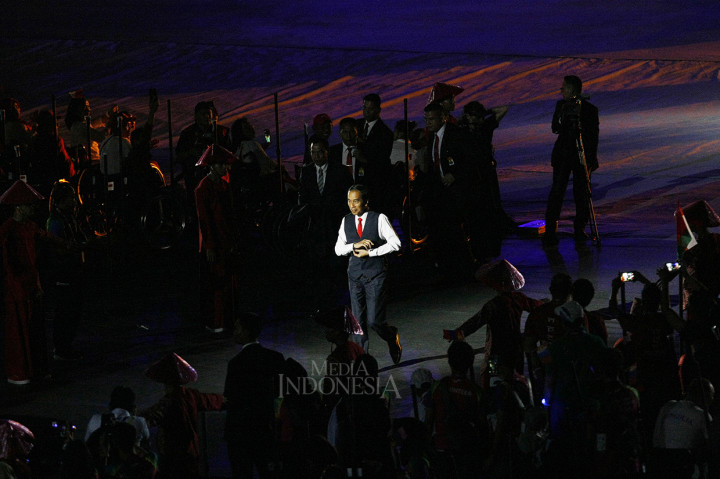 Presiden RI Joko Widodo mengutarakan pesan penting pada upacara pembukaan Asian Para Games 2018 di Stadion Utama Gelora Bung Karno. Setelah video memutar pesan-pesan dari penyandang disabilitas, Jokowi turun dari tribun ke lapangan. MI/Rommy Pujianto
