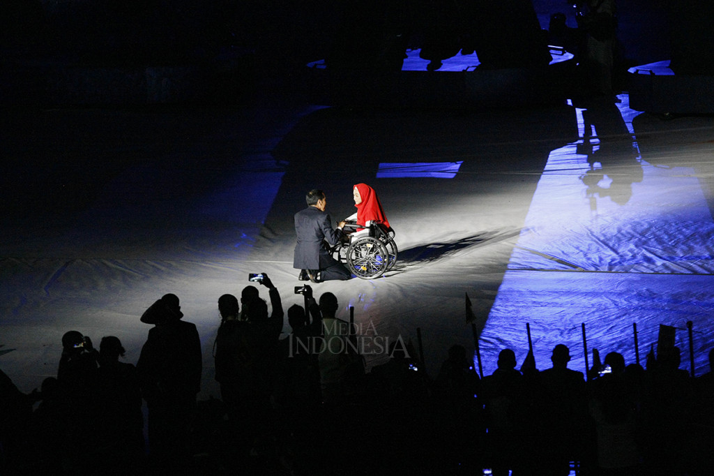 Presiden Jokowi ditemani oleh anak penyandang disabilitas Bulan Karunia Rudianti. MI/Rommy Pujianto