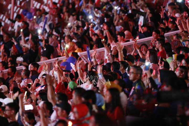 Simbol yang diperlihatkan itu membuat banyak orang bersorak. MI/Rommy Pujianto