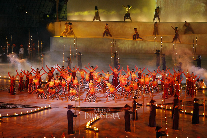 Upacara pembukaan Asian Para Games menghadirkan pertunjukan yang menampilkan budaya Indonesia. MI/Rommy Pujianto