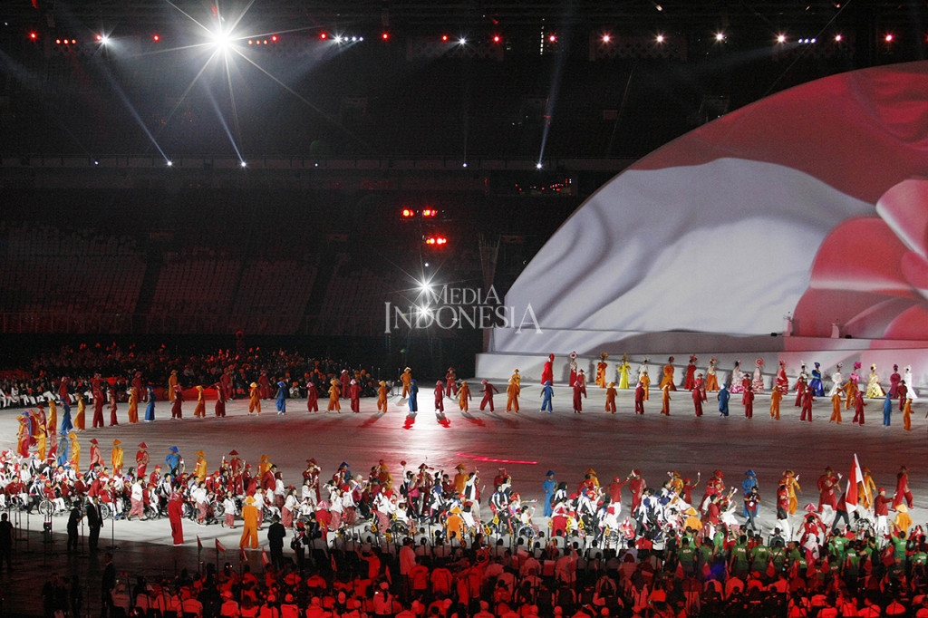 Kontingen Indonesia melakukan defile ketika upacara pembukaan Asian Paragames 2018 di Stadion Utama Gelora Bung Karno, Senayan, Jakarta. MI/Rommy Pujianto