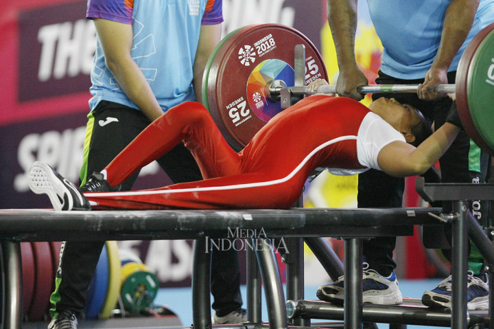 Lifter Indonesia Ni Nengah Widiasih bersiap melakukan angkatan pada Powerlifting Kelas 41 kg Asian Para Games 2018 di Balkai Sudirman, Jakarta.
